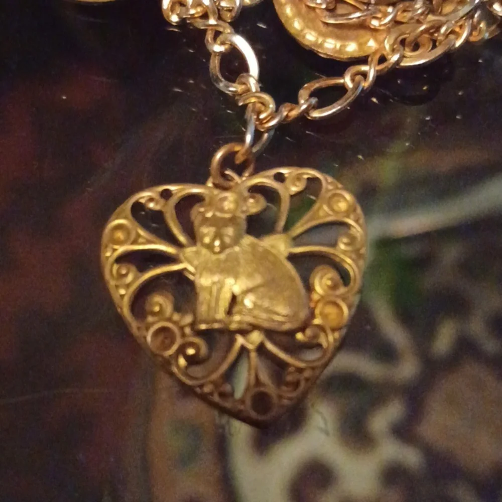 GOLDTONE AND BRASS HEARTS WITH CATS RARE FIND NECKLACE - Picture 6 of 6